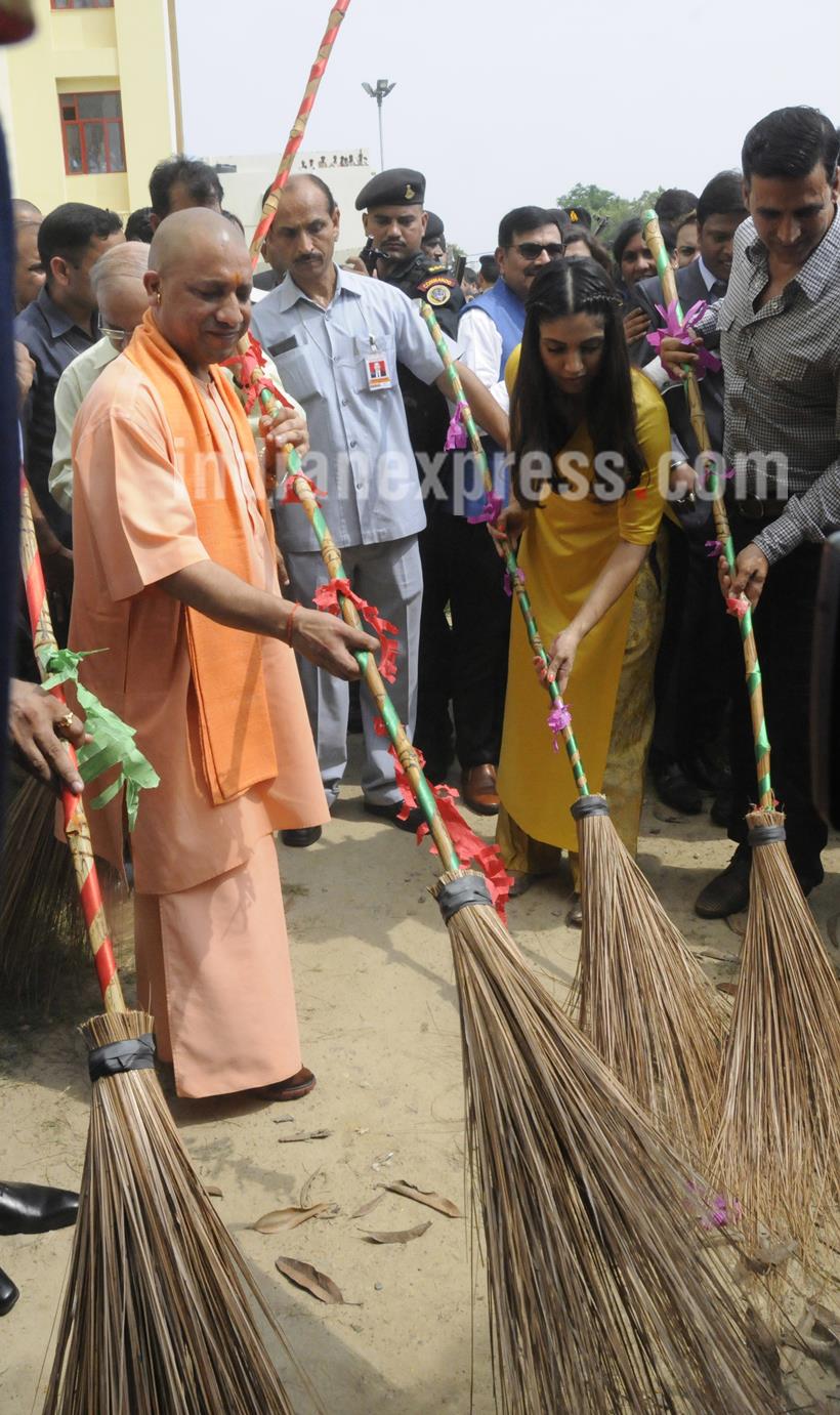 akshay kumar, bhumi pednekar, toilet ek prem katha, yogi adityanath, akshay kumar pic,