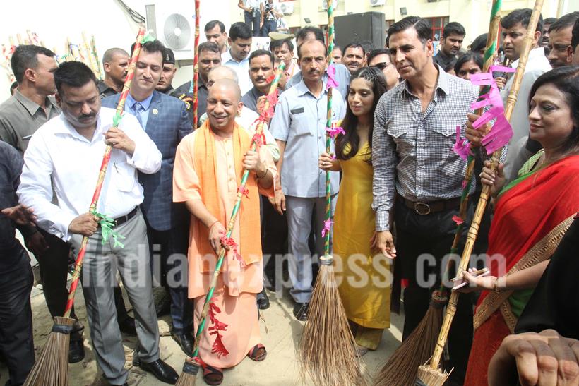 akshay kumar, bhumi pednekar, toilet ek prem katha, yogi adityanath, akshay kumar pic,