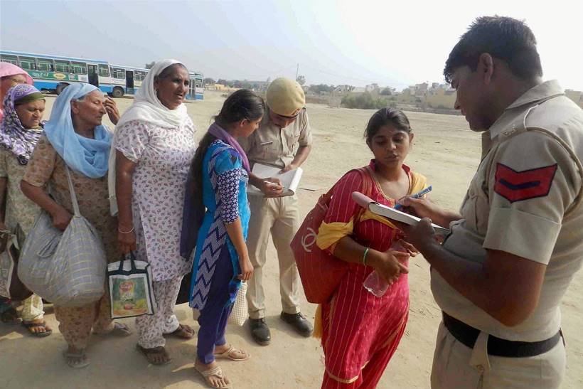 gurmeet ram rahim singh conviction, gurmeet ram rahim singh, panchkula violence, dera followers violence, dera supporters violence, dera sacha sauda, violent clashes, panchkula, punjab, haryana, sirsa, photos,panchkula violence photos, indian express news