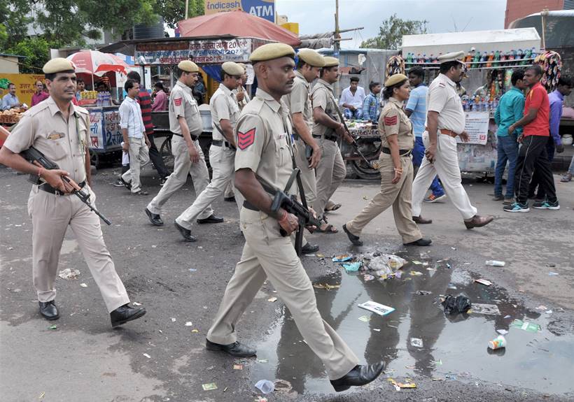 gurmeet ram rahim singh conviction, gurmeet ram rahim singh, panchkula violence, dera followers violence, dera supporters violence, dera sacha sauda, violent clashes, panchkula, punjab, haryana, sirsa, photos,panchkula violence photos, indian express news