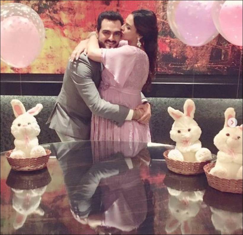 esha deol, esha deol husband, bharat esha photos, esha bharat baby shower images