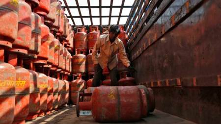 Pune: Stuck with unsold 5-kg cylinders, LPG dealers look for a way out