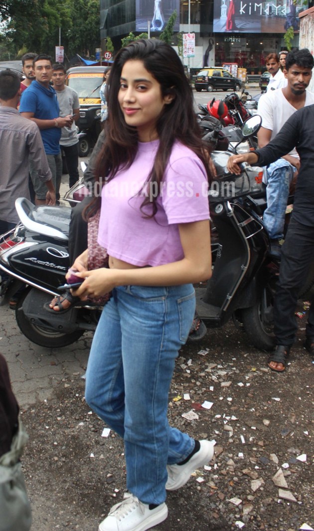 Jhanvi Kapoor is all smiles for camera, Sara Ali Khan and Sushant Singh ...