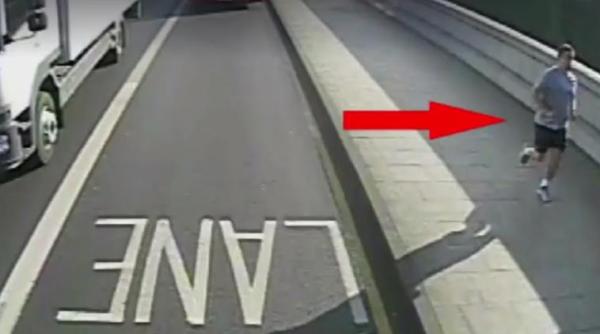 jogger pushes woman in front of bus, woman pushed in london, jogger pushes 33 year old woman, jogger pushes woman video, london, woman in front of bus, indian express, indian express news
