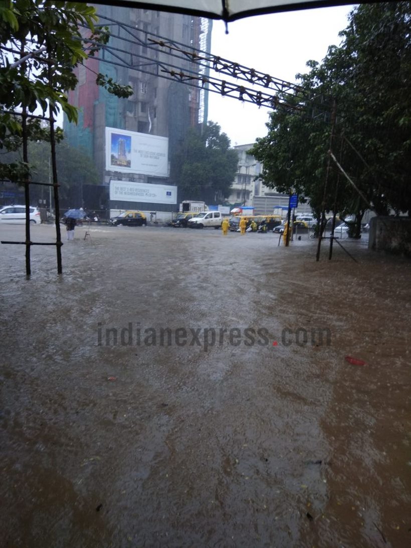 Mumbai Rains, heavy rain in Mumbai, Mumbai traffic situation, Mumbai trains, Mumbai local trains, Mumbai weather, traffic in Mumbai, airlines to Mumbia, Mumbai airport, Mumbai floding, Mumbai waterlogging, Maharashtra news, India news, National news
