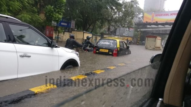 Mumbai Rains, heavy rain in Mumbai, Mumbai traffic situation, Mumbai trains, Mumbai local trains, Mumbai weather, traffic in Mumbai, airlines to Mumbia, Mumbai airport, Mumbai floding, Mumbai waterlogging, Maharashtra news, India news, National news
