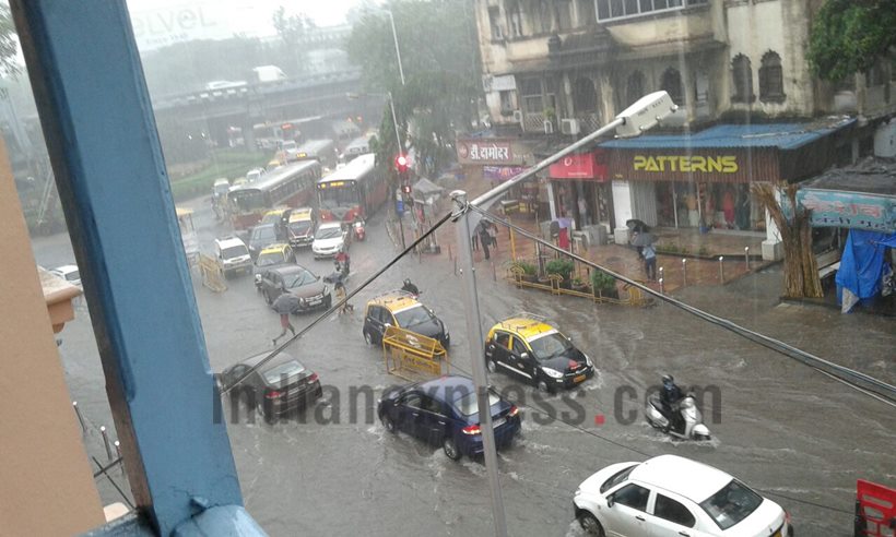 Mumbai Rains, heavy rain in Mumbai, Mumbai traffic situation, Mumbai trains, Mumbai local trains, Mumbai weather, traffic in Mumbai, airlines to Mumbia, Mumbai airport, Mumbai floding, Mumbai waterlogging, Maharashtra news, India news, National news