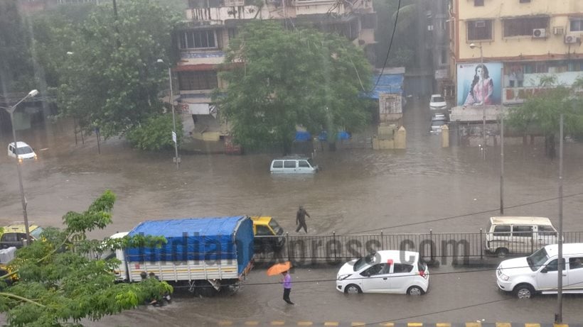 Mumbai Rains, heavy rain in Mumbai, Mumbai traffic situation, Mumbai trains, Mumbai local trains, Mumbai weather, traffic in Mumbai, airlines to Mumbia, Mumbai airport, Mumbai floding, Mumbai waterlogging, Maharashtra news, India news, National news