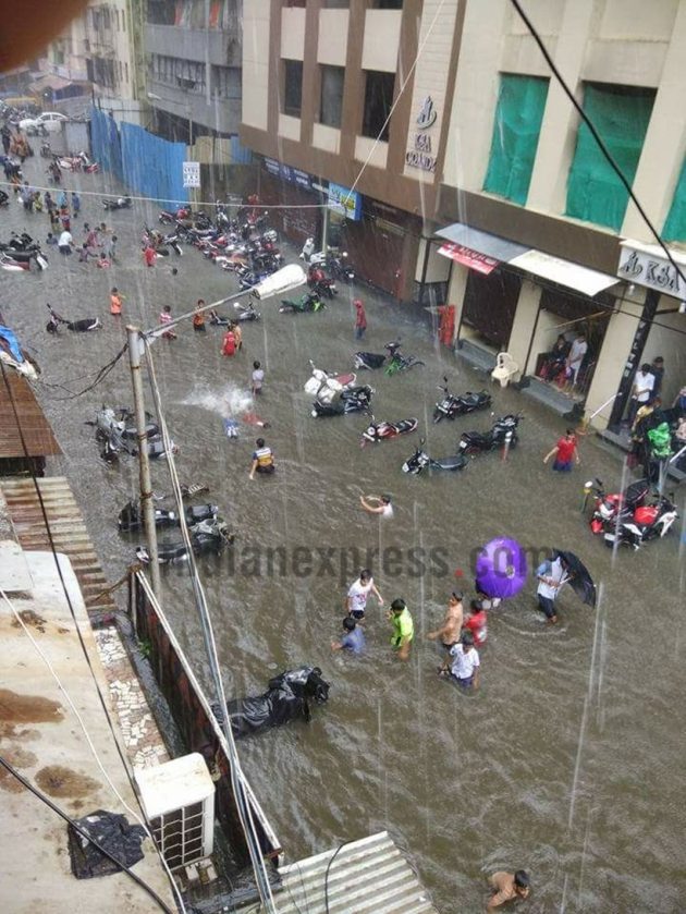Mumbai Rains, heavy rain in Mumbai, Mumbai traffic situation, Mumbai trains, Mumbai local trains, Mumbai weather, traffic in Mumbai, airlines to Mumbia, Mumbai airport, Mumbai floding, Mumbai waterlogging, Maharashtra news, India news, National news