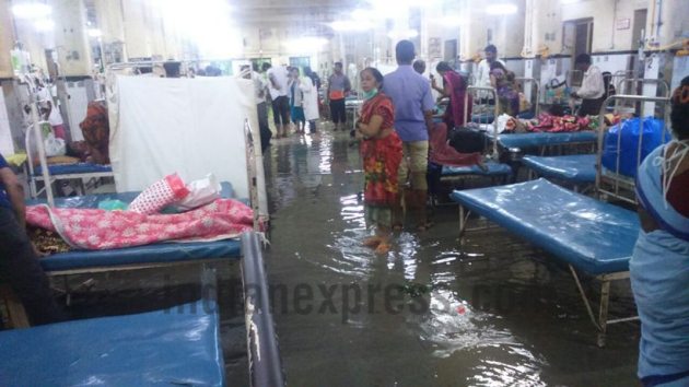 Mumbai Rains, heavy rain in Mumbai, Mumbai traffic situation, Mumbai trains, Mumbai local trains, Mumbai weather, traffic in Mumbai, airlines to Mumbia, Mumbai airport, Mumbai floding, Mumbai waterlogging, Maharashtra news, India news, National news