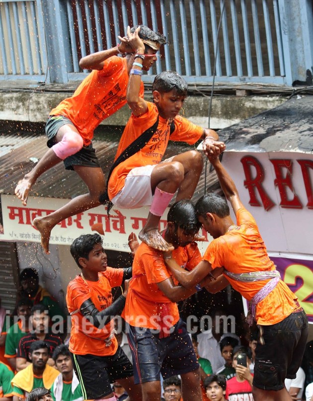 Krishna Janmashtami 2017, janmashtami, krishna janmashtami, dahi handi, dahi handi photos, dahi handi mumbai, mumbai dahi handi celebrations, happy janmashtami, lord krishna, janmashtami photos, happy janmashtami pictures, janmashtami preperations, indian festival, festival photos, indian express