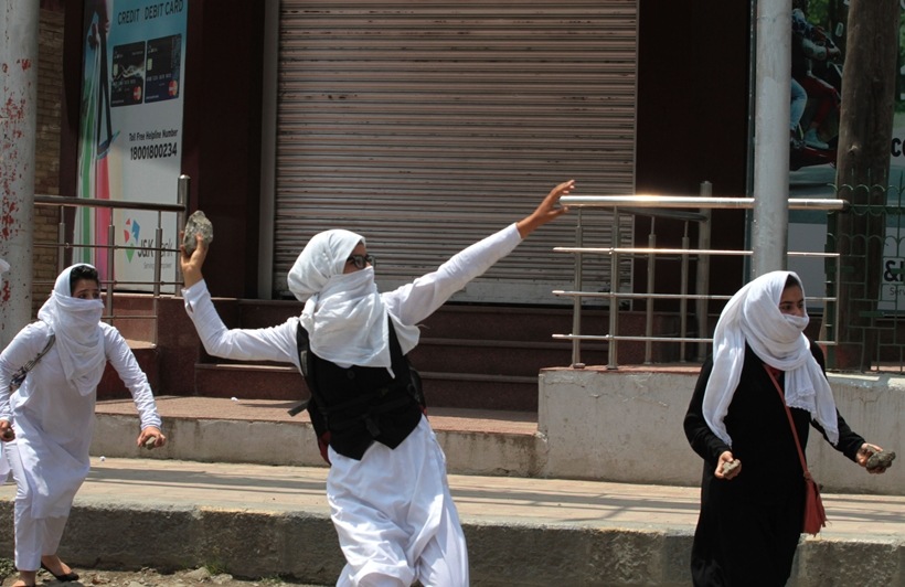 Abu Dujana, Jammu and Kashmir, Lashkar e Taiba, Pulwama encounter, pulwama encounter photos, pulwama protests, pulwama protest photos, abu danjana encounter photos, Abu Dujana killed, LeT Commander killed, LeT terrorist killed, Lashkar e Taiba, LeT militant Abu Dujana,Kashmir LeT terrorist, latest photos, indian express