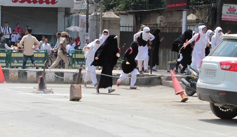 Abu Dujana, Jammu and Kashmir, Lashkar e Taiba, Pulwama encounter, pulwama encounter photos, pulwama protests, pulwama protest photos, abu danjana encounter photos, Abu Dujana killed, LeT Commander killed, LeT terrorist killed, Lashkar e Taiba, LeT militant Abu Dujana,Kashmir LeT terrorist, latest photos, indian express