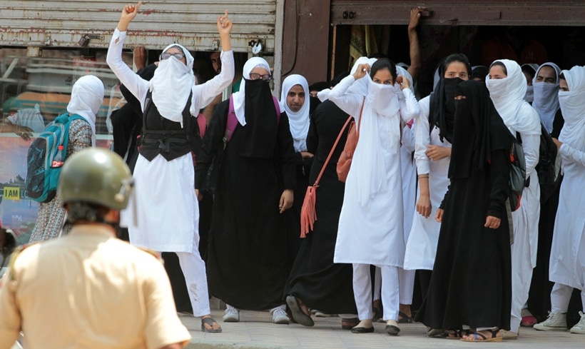Abu Dujana, Jammu and Kashmir, Lashkar e Taiba, Pulwama encounter, pulwama encounter photos, pulwama protests, pulwama protest photos, abu danjana encounter photos, Abu Dujana killed, LeT Commander killed, LeT terrorist killed, Lashkar e Taiba, LeT militant Abu Dujana,Kashmir LeT terrorist, latest photos, indian express