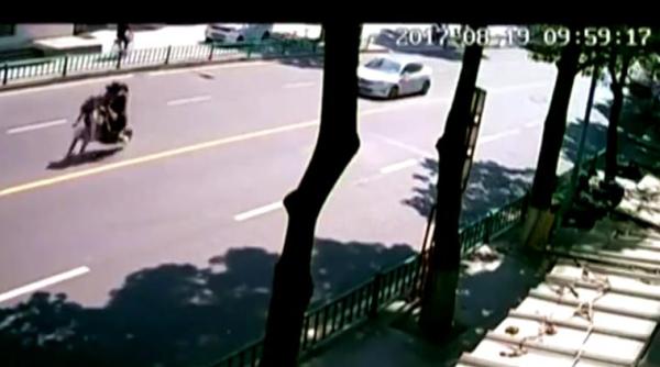 scooter goes without passengers, scooter rushes away without driver, scooter drops driver, scooter video, scooter china video, indian express, indian express news