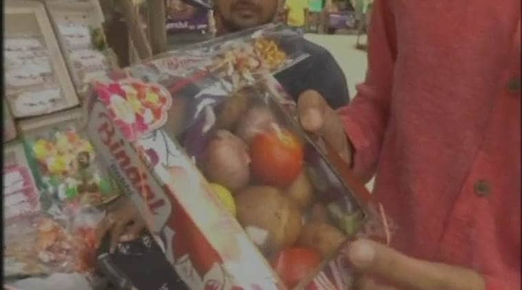 Tomato price rise, Vegetables price rise, Raksha Bandhan, Vegetable packets Raksha Bandhan, Kanpur shopkeeper, India News, indian express news