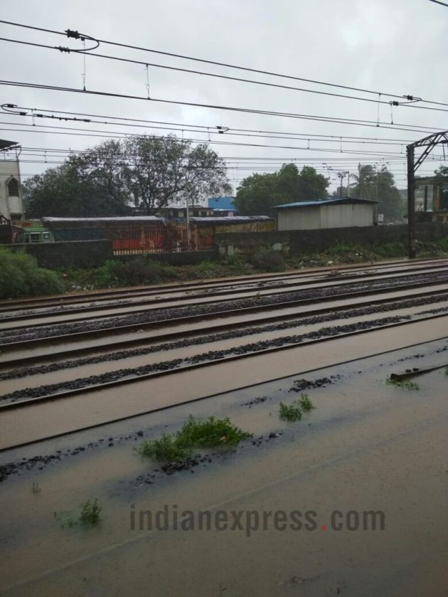 Mumbai Rains, heavy rain in Mumbai, Mumbai traffic situation, Mumbai trains, Mumbai local trains, Mumbai weather, traffic in Mumbai, airlines to Mumbia, Mumbai airport, Mumbai floding, Mumbai waterlogging, Maharashtra news, India news, National news