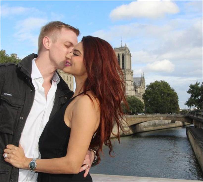 aashka goradia, brent goble, aashka brent holiday photos, aashka brent images