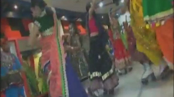 dandiya dance on skates viral, dandiya dance on skates video viral, dandiya dance women on skates navratra, navratri viral videos funny, indian express, indian express news