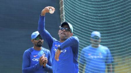 india vs australia, mahendra singh dhoni, ms dhoni, ind vs aus, ms dhoni bowling, india spin australia, cricket news, sports news, indian express
