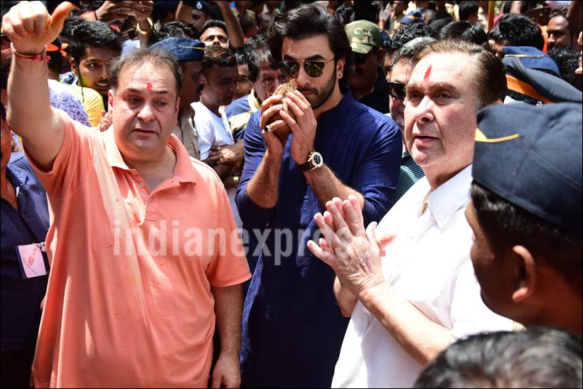 ranbir kapoor, ranbir kapoor ganesh visarjan, ganesh visarjan photos, ranbir kapoor images, ranbir kapoor uncles