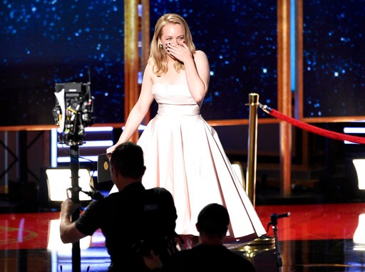 Emmy 2017,Emmy 2017 the handmaid's tale, the handmaid's tale, the handmaid's tale live Emmy 2017, the handmaid's tale emmy win, elisabeth moss