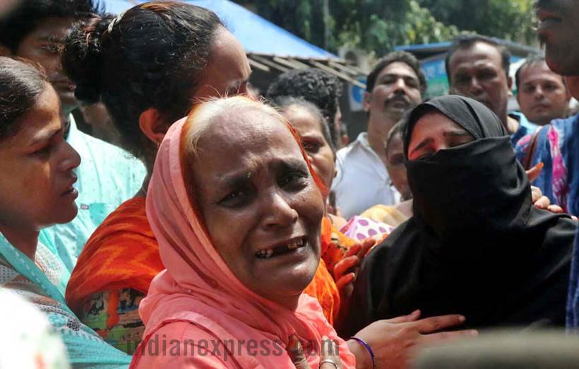 elphinstone stampede, elphinstone station, Elphinstone station stampede, prabhadevi station stampede pics, mumbai local stampede, elphinstone pics, elphinestone railway station stampede, elphinestone stampede images, elphinestone station photos, indian express
