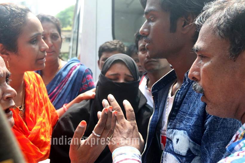 elphinstone stampede, elphinstone station, Elphinstone station stampede, prabhadevi station stampede pics, mumbai local stampede, elphinstone pics, elphinestone railway station stampede, elphinestone stampede images, elphinestone station photos, indian express
