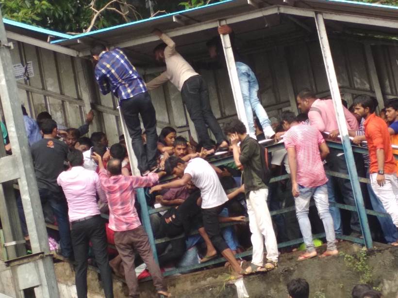 elphinstone stampede, elphinstone station, Elphinstone station stampede, prabhadevi station stampede pics, mumbai local stampede, elphinstone pics, elphinestone railway station stampede, elphinestone stampede images, elphinestone station photos, indian express