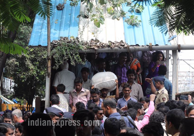 elphinstone stampede, elphinstone station, Elphinstone station stampede, prabhadevi station stampede pics, mumbai local stampede, elphinstone pics, elphinestone railway station stampede, elphinestone stampede images, elphinestone station photos, indian express