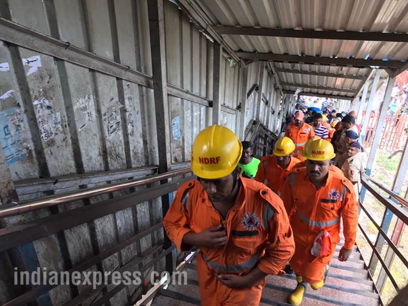 elphinstone stampede, elphinstone station, Elphinstone station stampede, prabhadevi station stampede pics, mumbai local stampede, elphinstone pics, elphinestone railway station stampede, elphinestone stampede images, elphinestone station photos, indian express