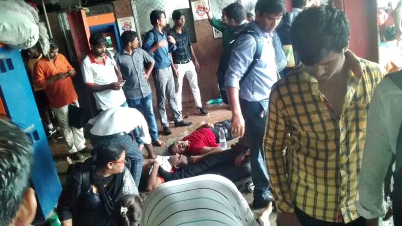 elphinstone stampede, elphinstone station, Elphinstone station stampede, prabhadevi station stampede pics, mumbai local stampede, elphinstone pics, elphinestone railway station stampede, elphinestone stampede images, elphinestone station photos, indian express