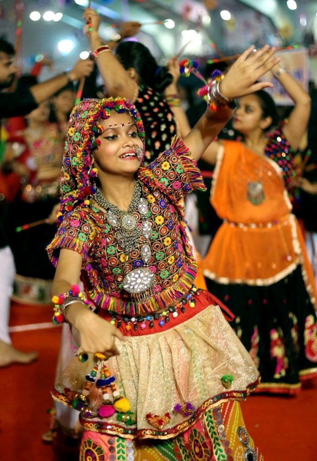 Garba, Dandiya, Garba night, Navratri, Maha Saptami, Saptami, Saptami Durga puja, Saptami Durga Pujo, durga puja, Navaratri 2017, Celebrating Navratri, festival of Navratri, people visiting temples on navratri, Indian express, Indian express news