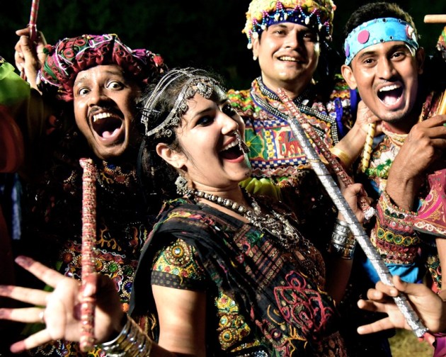 Garba, Dandiya, Garba night, Navratri, Maha Saptami, Saptami, Saptami Durga puja, Saptami Durga Pujo, durga puja, Navaratri 2017, Celebrating Navratri, festival of Navratri, people visiting temples on navratri, Indian express, Indian express news