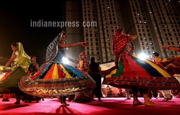 Garba, Dandiya, Garba night, Navratri, Maha Saptami, Saptami, Saptami Durga puja, Saptami Durga Pujo, durga puja, Navaratri 2017, Celebrating Navratri, festival of Navratri, people visiting temples on navratri, Indian express, Indian express news