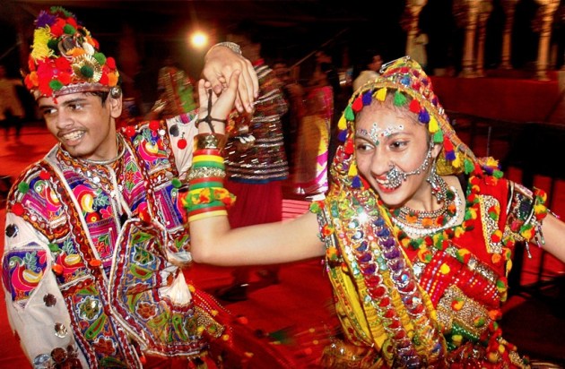 Garba, Dandiya, Garba night, Navratri, Maha Saptami, Saptami, Saptami Durga puja, Saptami Durga Pujo, durga puja, Navaratri 2017, Celebrating Navratri, festival of Navratri, people visiting temples on navratri, Indian express, Indian express news