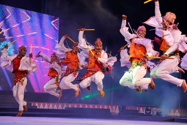 Garba, Dandiya, Garba night, Navratri, Maha Saptami, Saptami, Saptami Durga puja, Saptami Durga Pujo, durga puja, Navaratri 2017, Celebrating Navratri, festival of Navratri, people visiting temples on navratri, Indian express, Indian express news