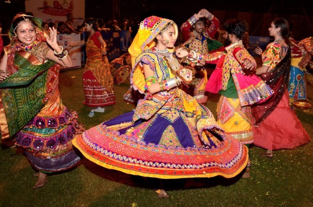 Garba, Dandiya, Garba night, Navratri, Maha Saptami, Saptami, Saptami Durga puja, Saptami Durga Pujo, durga puja, Navaratri 2017, Celebrating Navratri, festival of Navratri, people visiting temples on navratri, Indian express, Indian express news