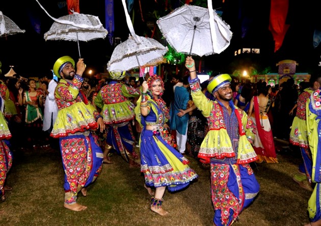 Garba, Dandiya, Garba night, Navratri, Maha Saptami, Saptami, Saptami Durga puja, Saptami Durga Pujo, durga puja, Navaratri 2017, Celebrating Navratri, festival of Navratri, people visiting temples on navratri, Indian express, Indian express news