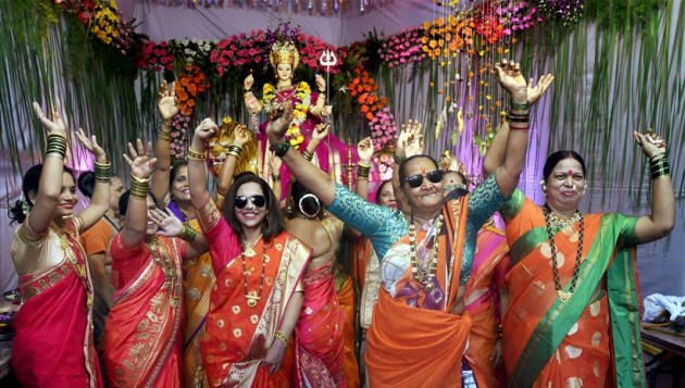 Garba, Dandiya, Garba night, Navratri, Maha Saptami, Saptami, Saptami Durga puja, Saptami Durga Pujo, durga puja, Navaratri 2017, Celebrating Navratri, festival of Navratri, people visiting temples on navratri, Indian express, Indian express news