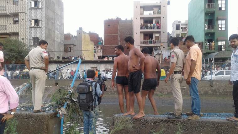 Ghazipur landfill collapse, Ghazipur, Landfill collapse, garbage dump, garbage dump collapse, delhi news, ghazipur garbage,