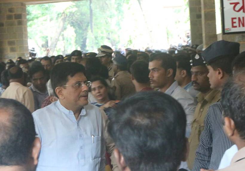 elphinstone stampede, elphinstone station, Elphinstone station stampede, prabhadevi station stampede pics, mumbai local stampede, elphinstone pics, elphinestone railway station stampede, elphinestone stampede images, elphinestone station photos, indian express