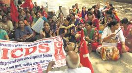 anganwadi workers strike, anganwadi supervisors protest, anganwadi unfair treatment protest, Centre of Indian Trade Unions, Manish Sisodia, delhi news, indian express news 
