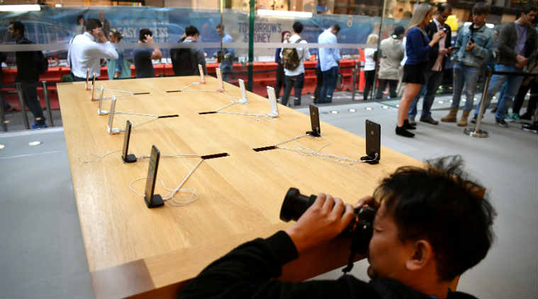 Apple, Apple iPhone 8, Apple iPhone 8 sales Asia, Apple iPhone 8 sales India, Apple iPhone 8 reviews, Apple iPhone 8 response, Apple iPhone 8 pre-booking, Apple Store lines, Apple iPhone Asia, iPhone 8 sales, iPhone 8 response, Apple fan response