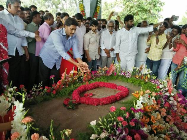 jagan mohan reddy, ysr congress, jagan mohan reddy pics, YSR Kutumbam launch, YSR Kutumbam launch photos, jagan mohan reddy photos, YSR Kutumbam launch photos, andhra pradesh, andhra congress, indian express