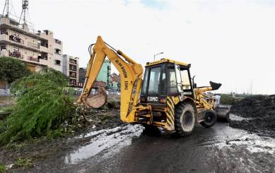 Okhla landfill, Delhi landfills, Ghaziapur landfill collapse, Delhi garbage sites closed, Waste pickers, Indian Express, Delhi news