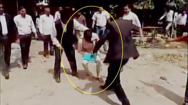 lawyer hitting client, lawyer in UP hitting client, man hit by lawyers, client hit by lawyer, indian express, indian express news