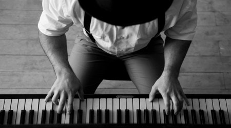 man plays piano, man tries to win lover back, twitter reactions, bizarre acts by lovers, indian express, indian express news