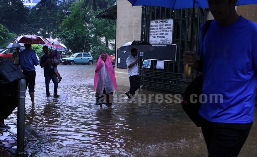 Mumbai rains, rains in mumbai, Mumbai rains, rains in Mumbai, Mumabai trains, local trians in Mumbai, Mumbai rains news, rains in Mumbai, traffic jams in mumabi, Mumbai news, latest news, India news, National news