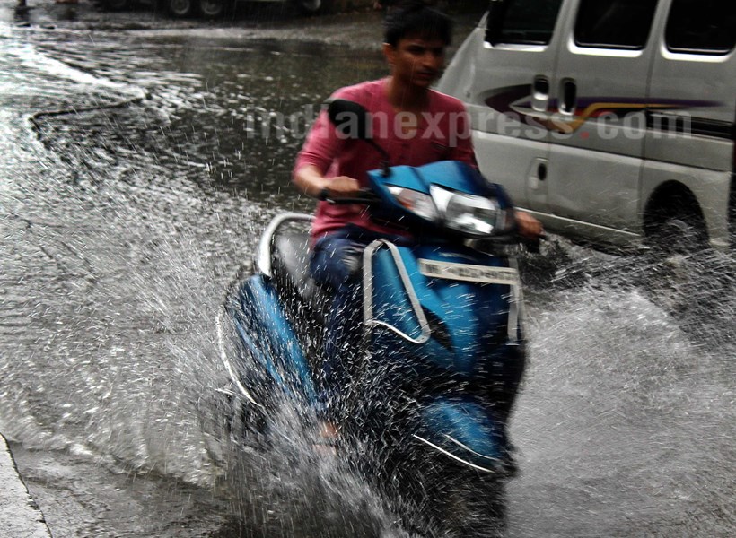 Mumbai rains, rains in mumbai, Mumbai rains, rains in Mumbai, Mumabai trains, local trians in Mumbai, Mumbai rains news, rains in Mumbai, traffic jams in mumabi, Mumbai news, latest news, India news, National news